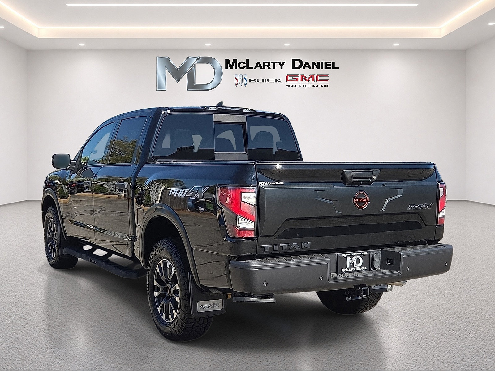 Used 2023 Nissan Titan PRO-4X w/ Pro-4x Convenience Package AWD/4WD image 13