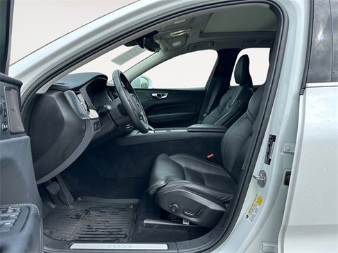 Used 2022 Volvo XC60 B5 Inscription w/ Protection Package Premier image 9