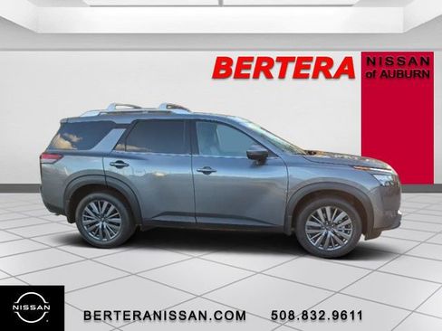 Used 2025 Nissan Pathfinder SL w/ SL Premium Package image 2