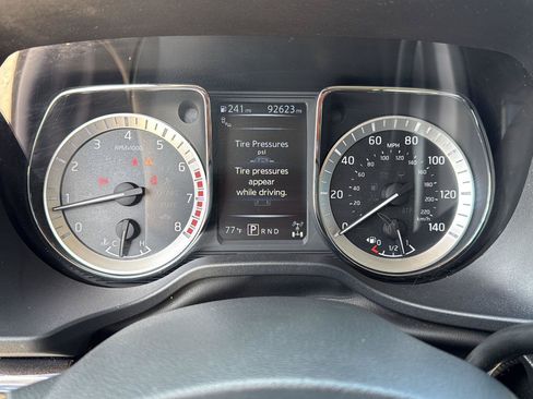 Used 2018 Nissan Titan SV w/ SV Convenience Package AWD/4WD image 17
