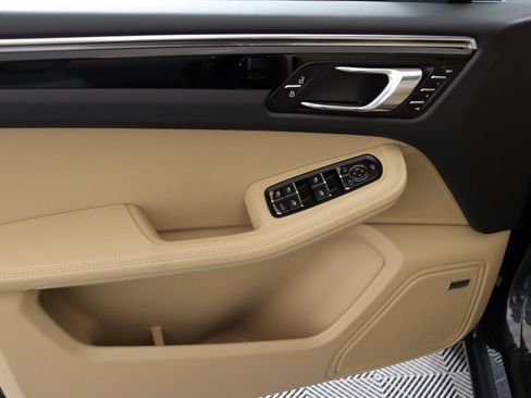 Used 2025 Porsche Macan image 26