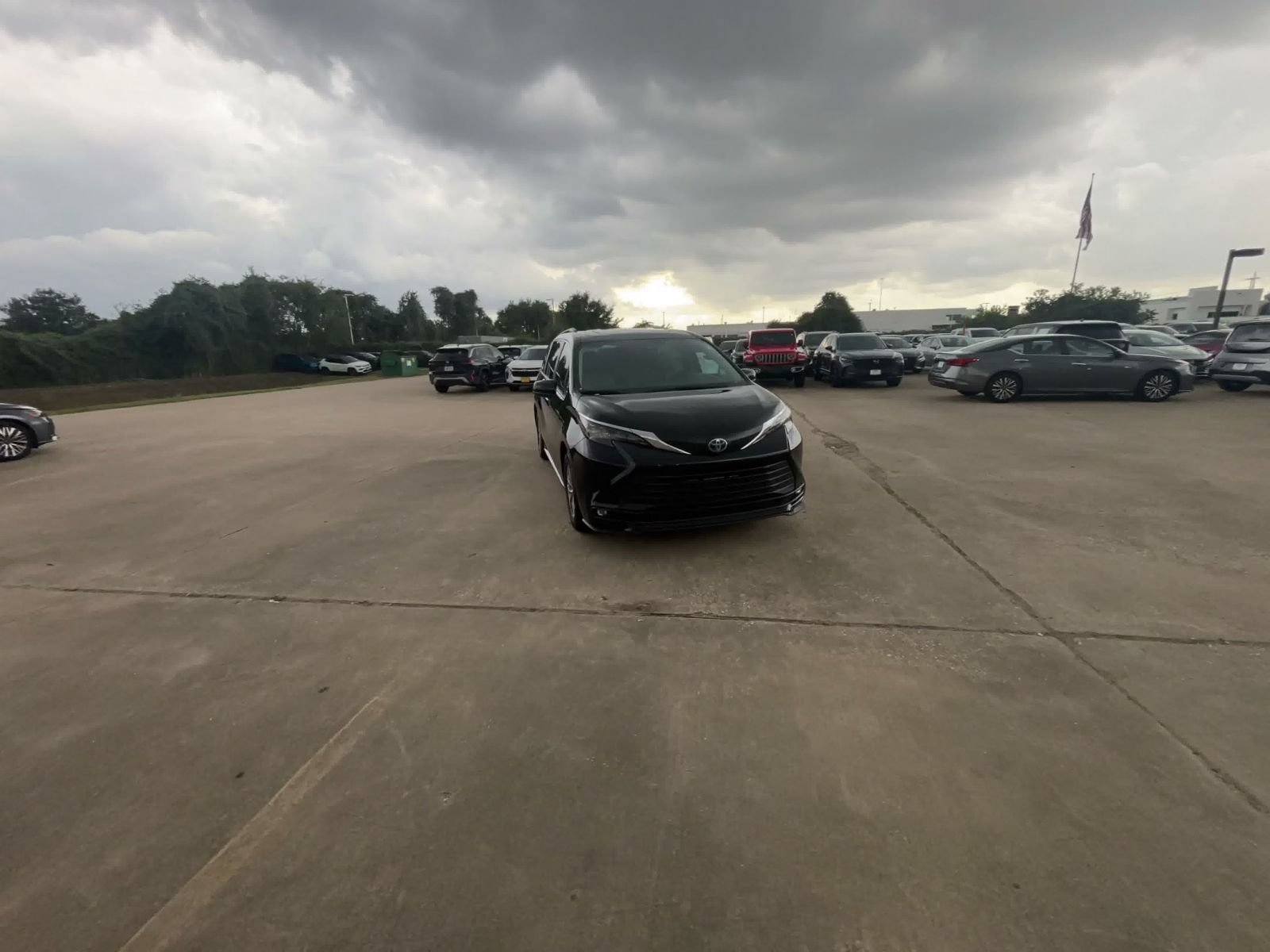 Used 2025 Toyota Sienna XLE FWD image 3