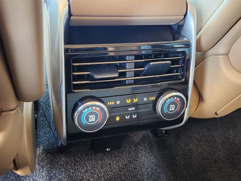 Used 2026 Land Rover Range Rover Long Wheelbase Autobiography image 28