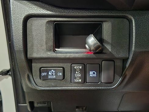 Used 2018 Toyota Tacoma TRD Off-Road AWD/4WD image 41