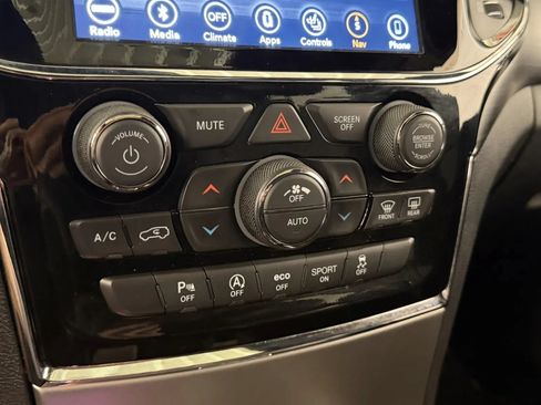 Used 2019 Jeep Grand Cherokee Altitude AWD/4WD image 25