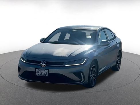 Used 2025 Volkswagen Jetta SE image 9