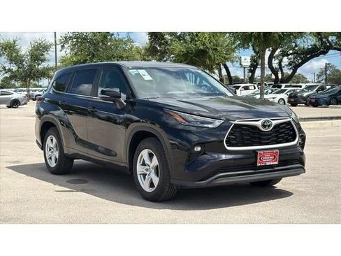 Certified 2025 Toyota Highlander LE FWD image 3