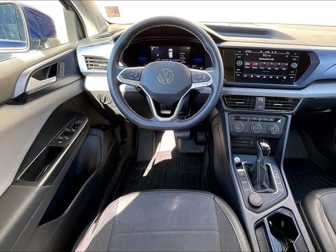 Certified 2022 Volkswagen Taos SE w/ Panoramic Sunroof Package image 4