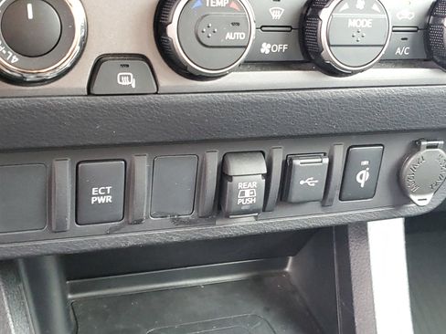 Used 2022 Toyota Tacoma TRD Sport image 25