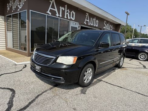 Used 2011 Chrysler Town & Country Touring w/ Entertainment Group #1 FWD image 2