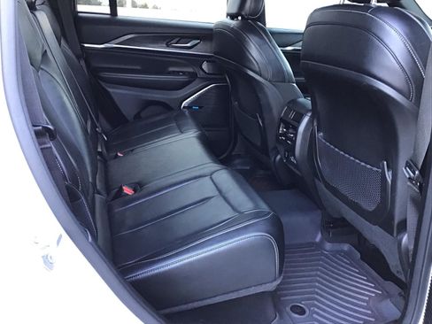 Used 2023 Jeep Grand Cherokee Overland RWD image 5