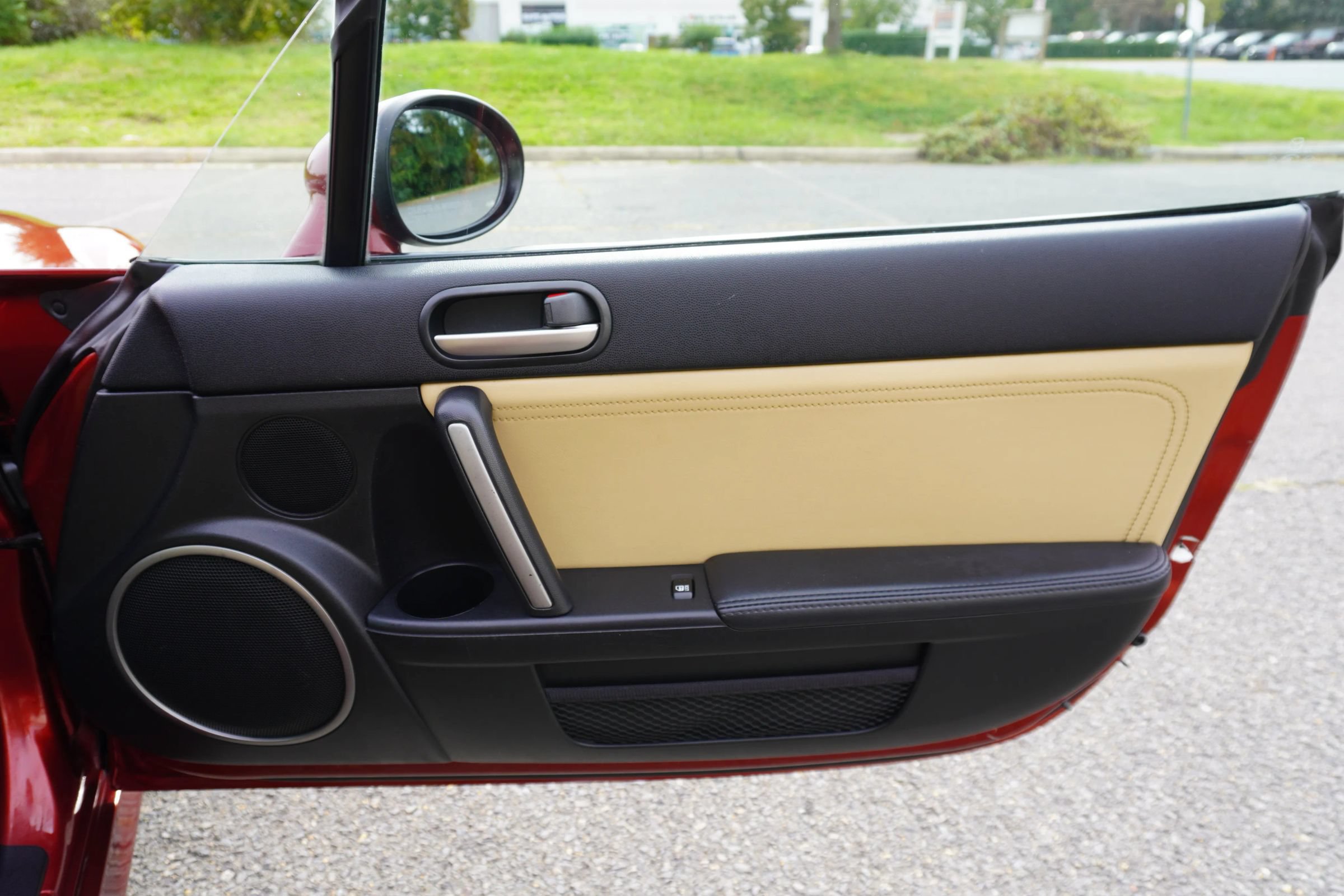 Used 2010 MAZDA MX-5 Miata Grand Touring w/ Premium Pkg RWD image 12