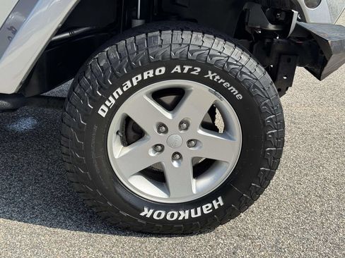 Used 2013 Jeep Wrangler Unlimited Sahara w/ Dual Top Group AWD/4WD image 25