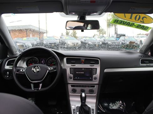 Used 2017 Volkswagen Golf SE image 28