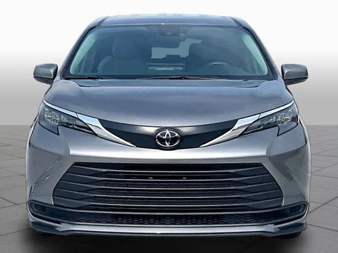 Used 2026 Toyota Sienna LE FWD image 4