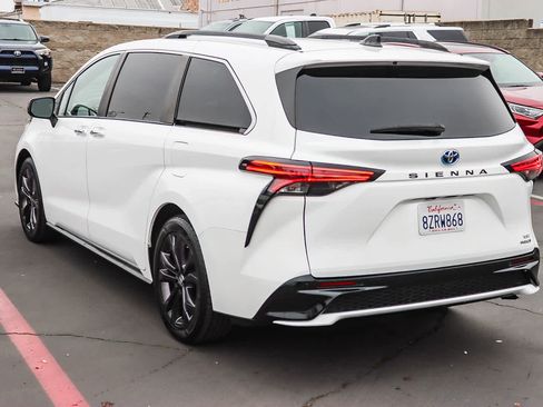 Used 2022 Toyota Sienna XSE image 2