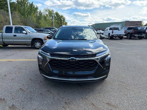 Used 2024 Chevrolet Trax LT w/ Sunroof Package FWD image 4