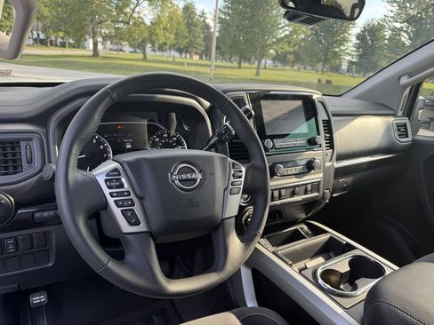 Used 2024 Nissan Titan SV w/ SV Convenience Package image 7