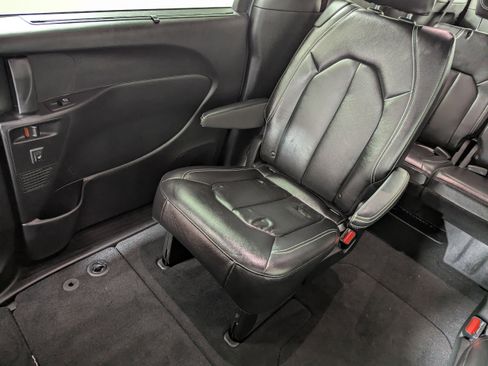 Used 2022 Chrysler Pacifica Touring-L w/ Uconnect Theater Family Group AWD/4WD image 16