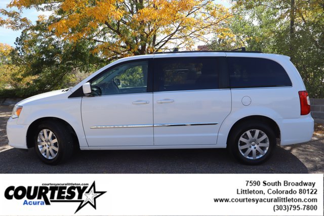 Used 2015 Chrysler Town & Country Touring FWD image 3