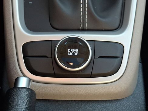 Certified 2025 Hyundai Venue SEL FWD image 25