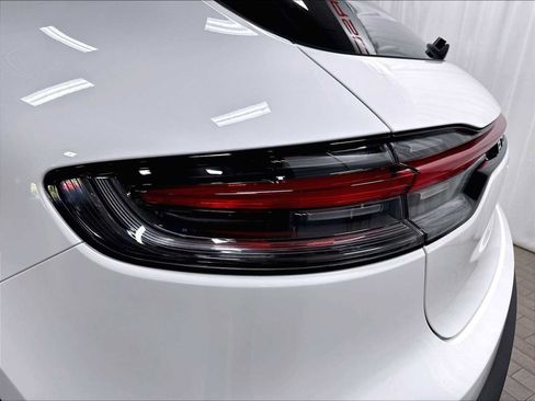 Used 2026 Porsche Macan AWD/4WD image 34