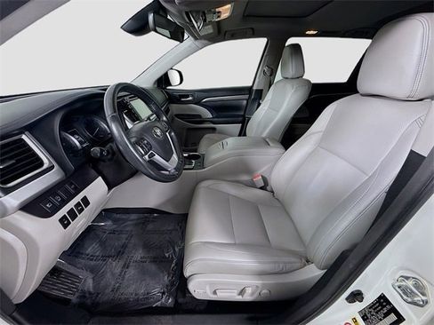Used 2017 Toyota Highlander Limited image 21