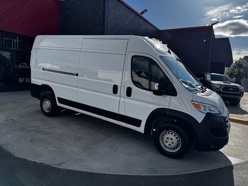 Used 2024 RAM ProMaster 2500 w/ Convenience Group FWD image 2