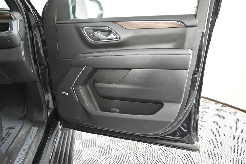 Used 2024 Chevrolet Tahoe High Country AWD/4WD image 12