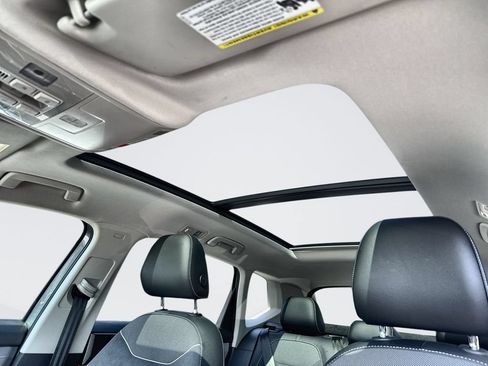Used 2023 Volkswagen Taos SE w/ Panoramic Sunroof Package FWD image 16