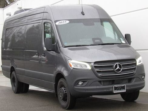 Used 2025 Mercedes-Benz Sprinter 4500 image 2