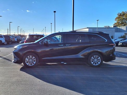 Certified 2024 Toyota Sienna XLE image 22