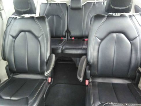 Used 2023 Chrysler Pacifica Touring-L FWD image 7