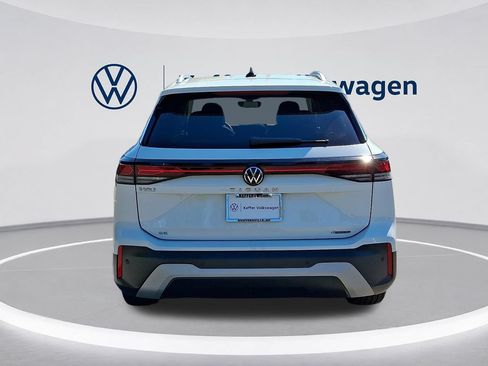Used 2025 Volkswagen Tiguan SE w/ Panoramic Sunroof Package AWD/4WD image 5