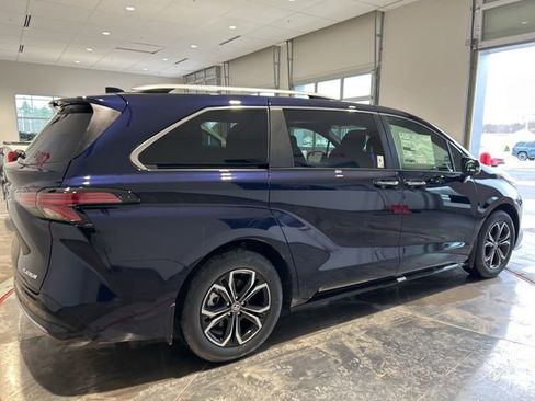 New 2026 Toyota Sienna Platinum image 9