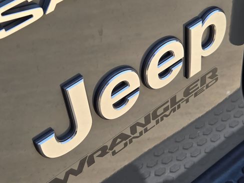 Used 2018 Jeep Wrangler Unlimited Sahara AWD/4WD image 12
