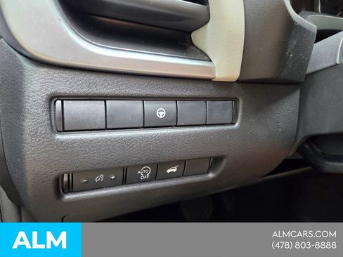 Used 2025 Nissan Rogue SV FWD image 27