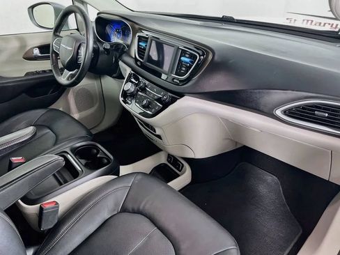 Used 2019 Chrysler Pacifica Touring-L FWD image 30