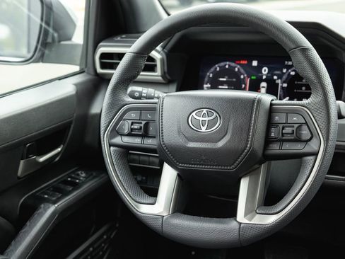 Certified 2025 Toyota Tacoma TRD Off-Road AWD/4WD image 27