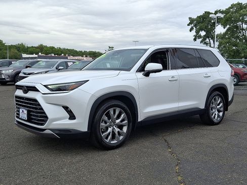 Used 2024 Toyota Grand Highlander XLE image 3
