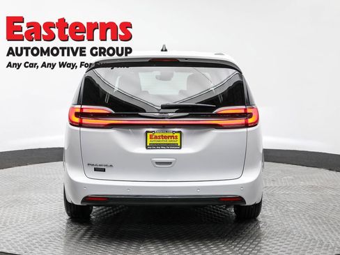 Used 2024 Chrysler Pacifica Touring-L image 6