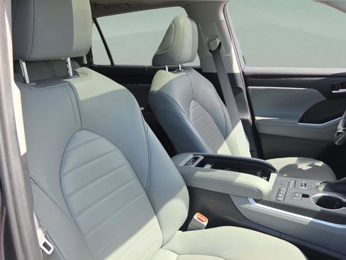 Used 2020 Toyota Highlander XLE image 18