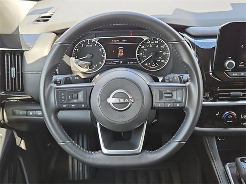 Used 2025 Nissan Pathfinder SV image 5