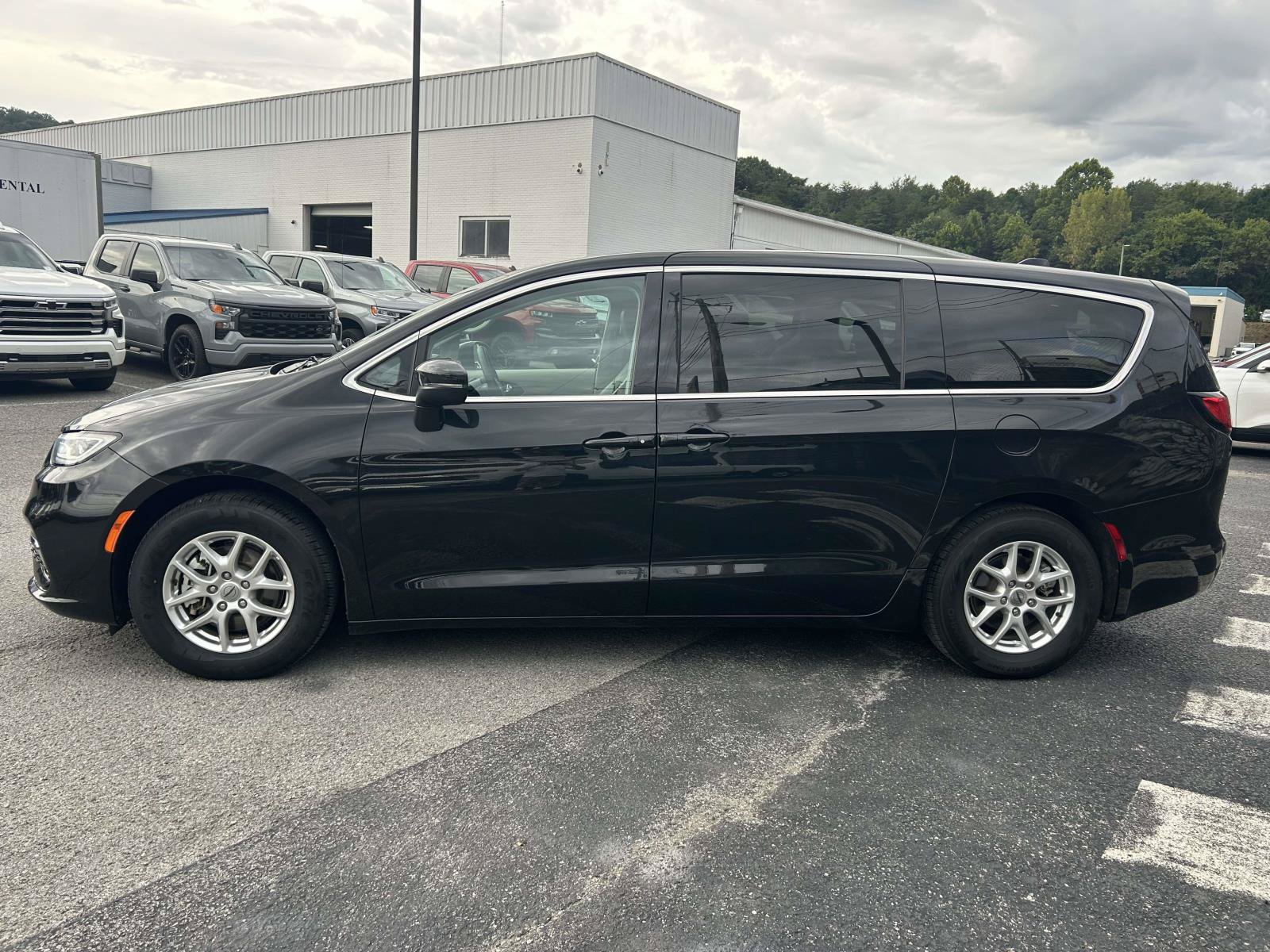 Used 2023 Chrysler Pacifica Touring-L FWD image 4
