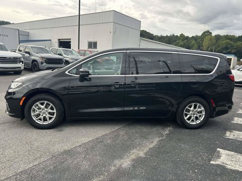 Used 2023 Chrysler Pacifica Touring-L FWD image 4