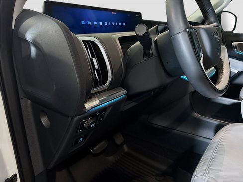 Used 2025 Ford Expedition Max Platinum w/ Platinum Ultimate Package AWD/4WD image 7