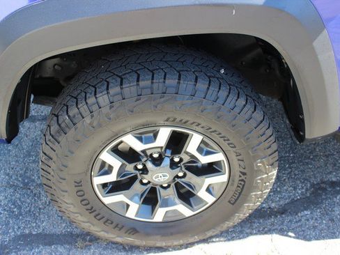 Used 2022 Toyota Tacoma TRD Off-Road w/ TRD Premium Off Road Package AWD/4WD image 3