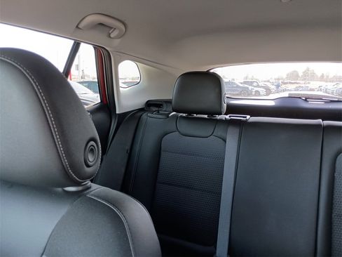 Used 2025 Chevrolet Trax LT w/ LT Convenience Package image 12