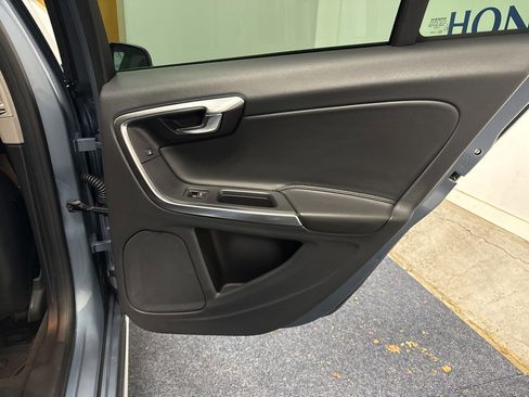 Used 2018 Volvo V60 T5 Cross Country w/ Convenience Package image 11