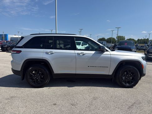 Used 2025 Jeep Grand Cherokee Altitude AWD/4WD image 4